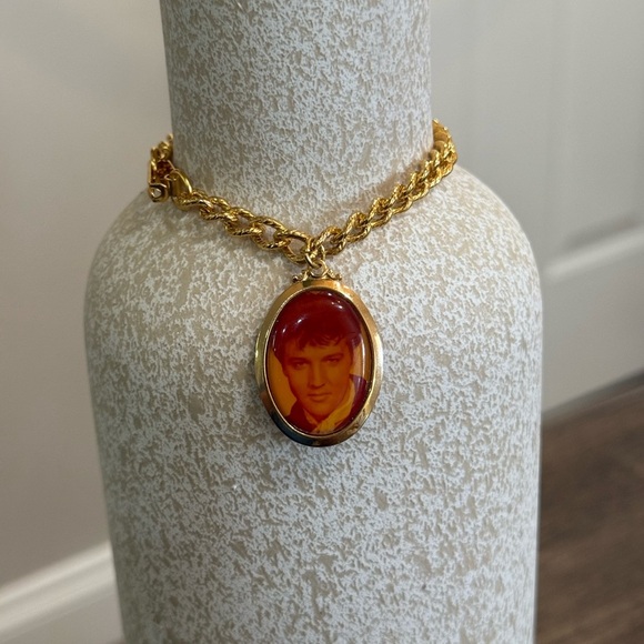 American Vintage Jewelry - Elvis Presley Vintage 70s Gold Tone Charm Bracelet Jewelry Boxcar Ent 7.5"